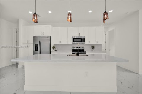 Villa ou maison à vendre à Port Charlotte, Floride: 4 chambres, 165.64 m2 № 1943487 - photo 4