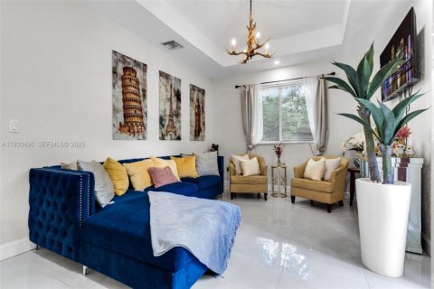 Propiedad comercial en venta en Miami, Florida № 1990074 - foto 12