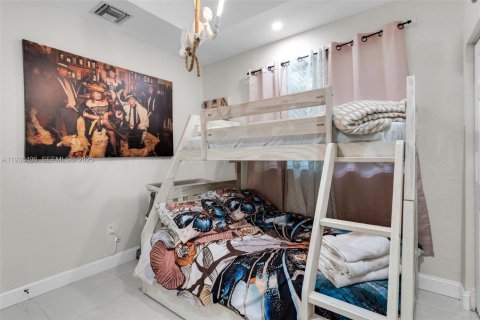 Propiedad comercial en venta en Miami, Florida № 1990074 - foto 17