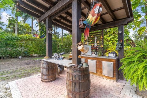 Propiedad comercial en venta en Miami, Florida № 1990074 - foto 10