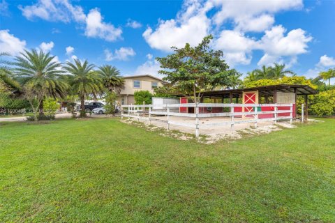 Propiedad comercial en venta en Miami, Florida № 1990074 - foto 6