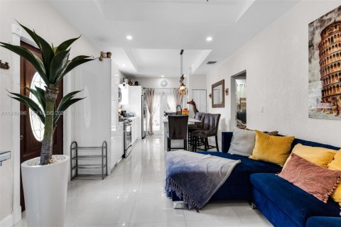 Propiedad comercial en venta en Miami, Florida № 1990074 - foto 13