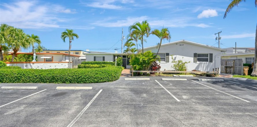 Commercial property in Deerfield Beach, Florida 210.7 sq.m. № 1155827
