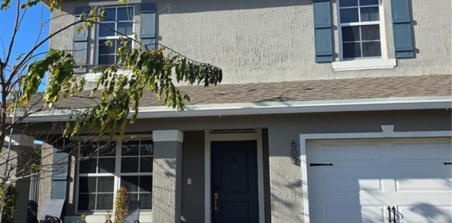 Casa en Florida City, Florida 4 dormitorios, 197.51 m2 № 2044313