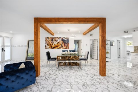 Villa ou maison à vendre à North Miami, Floride: 4 chambres № 2053635 - photo 5