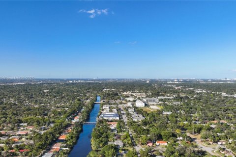 Villa ou maison à vendre à North Miami, Floride: 4 chambres № 2053635 - photo 12