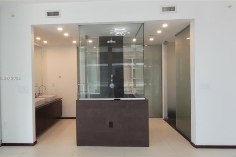 Condo in Miami, Florida, 1 bedroom  № 1882154 - photo 15