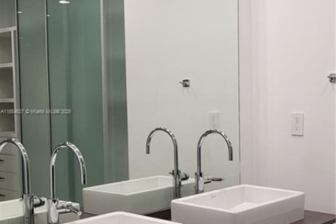 Condo in Miami, Florida, 1 bedroom  № 1882154 - photo 17