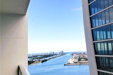 Condo in Miami, Florida, 1 bedroom  № 1882154 - photo 1