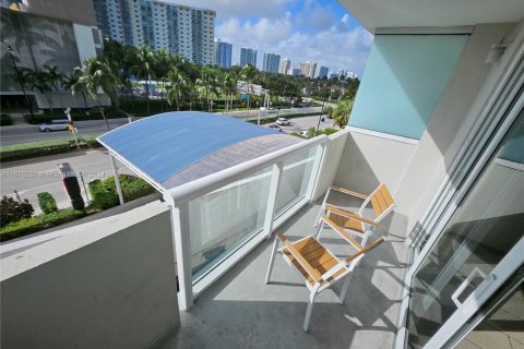 Condo in Sunny Isles Beach, Florida  № 1412072 - photo 1