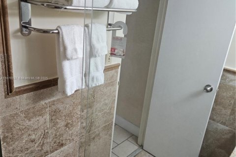 Condo in Sunny Isles Beach, Florida  № 1412072 - photo 19