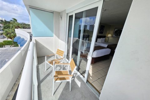 Condo in Sunny Isles Beach, Florida  № 1412072 - photo 2