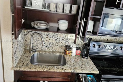 Condo in Sunny Isles Beach, Florida  № 1412072 - photo 8