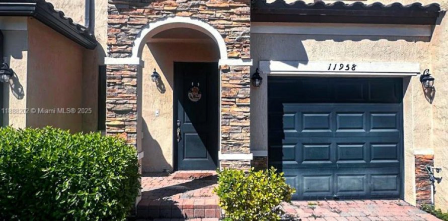 Adosado en Miami, Florida 3 dormitorios, 158.03 m2 № 1954002