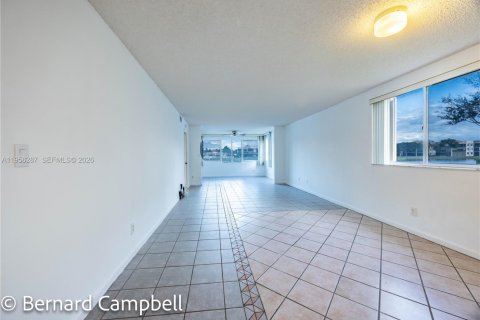 Condo in Tamarac, Florida, 2 bedrooms  № 2011938 - photo 8