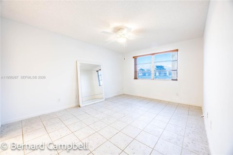 Condo in Tamarac, Florida, 2 bedrooms  № 2011938 - photo 20
