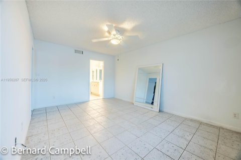 Condo in Tamarac, Florida, 2 bedrooms  № 2011938 - photo 21