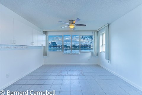 Condo in Tamarac, Florida, 2 bedrooms  № 2011938 - photo 9