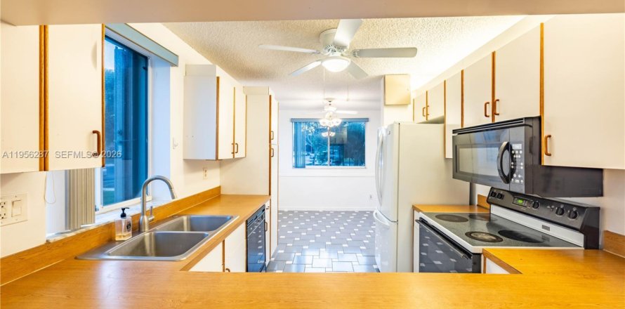 Condo in Tamarac, Florida, 2 bedrooms  № 2011938