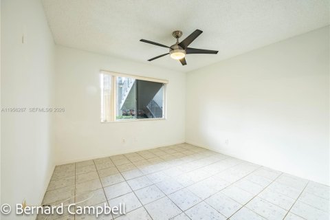 Condo in Tamarac, Florida, 2 bedrooms  № 2011938 - photo 17
