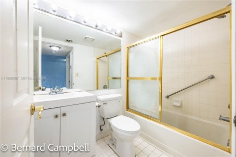 Condo in Tamarac, Florida, 2 bedrooms  № 2011938 - photo 19