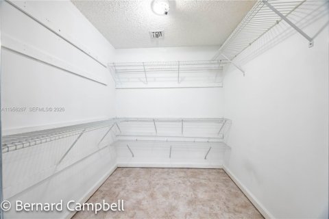 Condo in Tamarac, Florida, 2 bedrooms  № 2011938 - photo 24