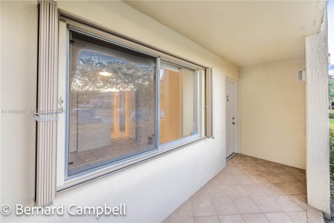 Condo in Tamarac, Florida, 2 bedrooms  № 2011938 - photo 3