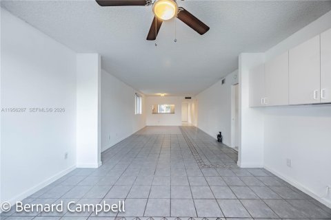 Condo in Tamarac, Florida, 2 bedrooms  № 2011938 - photo 11