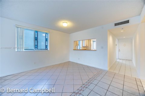 Condo in Tamarac, Florida, 2 bedrooms  № 2011938 - photo 13