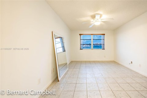 Condo in Tamarac, Florida, 2 bedrooms  № 2011938 - photo 28
