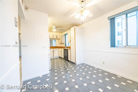 Condo in Tamarac, Florida, 2 bedrooms  № 2011938 - photo 6