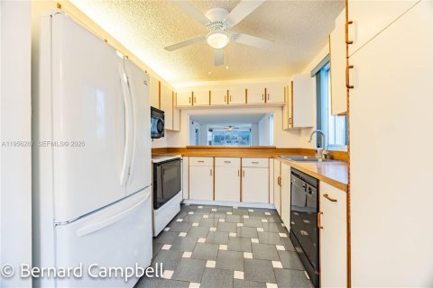 Condo in Tamarac, Florida, 2 bedrooms  № 2011938 - photo 4