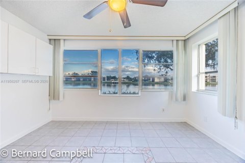 Condo in Tamarac, Florida, 2 bedrooms  № 2011938 - photo 10