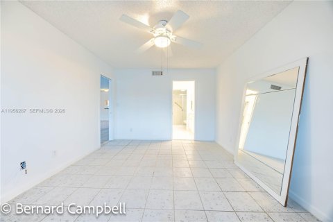 Condo in Tamarac, Florida, 2 bedrooms  № 2011938 - photo 23