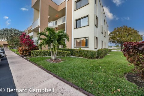 Condo in Tamarac, Florida, 2 bedrooms  № 2011938 - photo 30