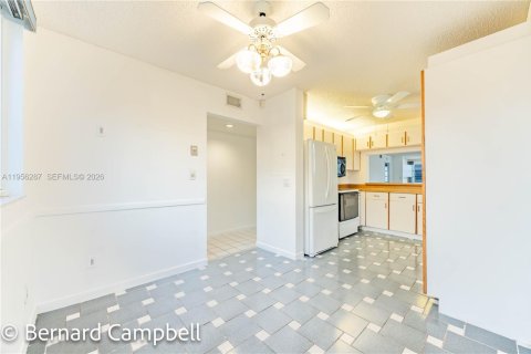 Condo in Tamarac, Florida, 2 bedrooms  № 2011938 - photo 7