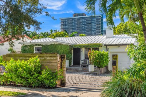 Casa en alquiler en Miami, Florida, 2 dormitorios, 99.59 m2 № 2055469 - foto 3