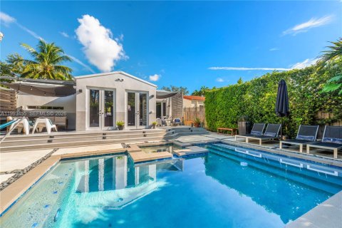 Casa en alquiler en Miami, Florida, 2 dormitorios, 99.59 m2 № 2055469 - foto 2