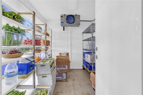 Propiedad comercial en venta en Miami, Florida № 2013406 - foto 9