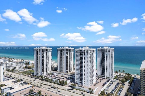 Купить кондоминиум в Холливуд, Флорида 2 спальни, 115.2м2, № 1944069 - фото 1