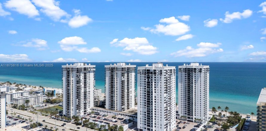 Кондоминиум с 2 спальнями в Холливуд, Флорида № 1944069