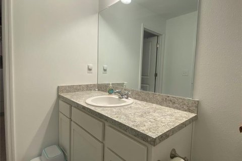 Townhouse in Land O' Lakes, Florida 3 bedrooms, 128.76 sq.m. № 2400386 - photo 14