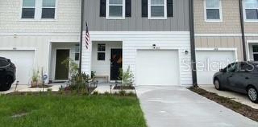 Townhouse in Land O' Lakes, Florida 3 bedrooms, 128.76 sq.m. № 2400386