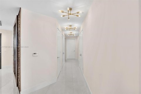 Condominio en venta en North Miami Beach, Florida, 3 dormitorios, 212.28 m2 № 1937363 - foto 11