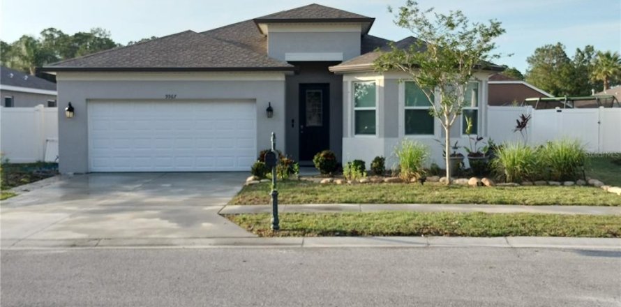 House in New Port Richey, Florida 4 bedrooms, 179.39 sq.m. № 1757964