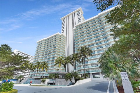 Condo in Fort Lauderdale, Florida, 2 bedrooms № 1051230 - photo 1