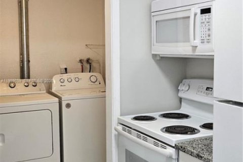 Casa en alquiler en Fort Lauderdale, Florida, 3 dormitorios, 120.03 m2 № 2066086 - foto 2