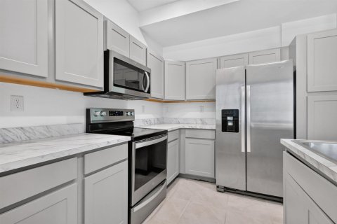 Townhouse in Miami Gardens, Florida 4 bedrooms, 148.36 sq.m. № 2385479 - photo 10
