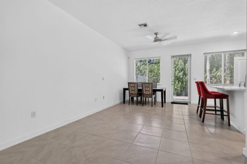 Townhouse in Miami Gardens, Florida 4 bedrooms, 148.36 sq.m. № 2385479 - photo 6
