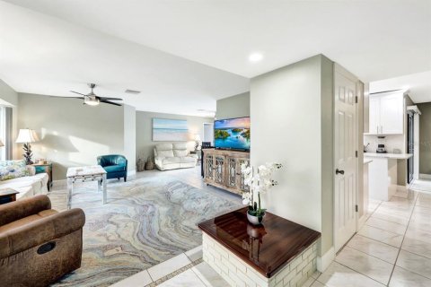 Casa en venta en Cape Coral, Florida, 4 dormitorios, 170.66 m2 № 2214719 - foto 9